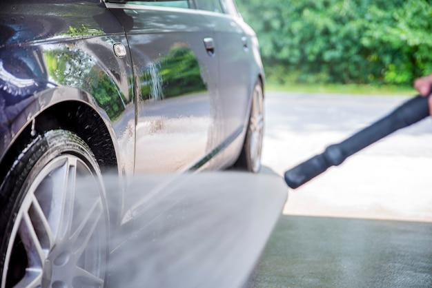 Lavado de autos con agua a presión, autoservicio, anuncio de lavado de autos con espacio para copi ...