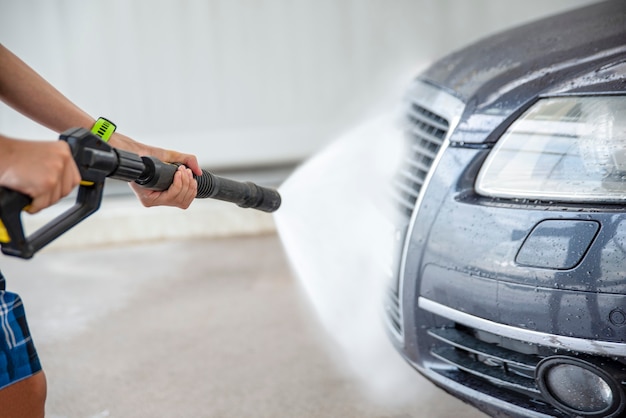 Lavado de autos con agua a presión. Autoservicio, publicidad de lavado de autos con espacio para copiar o pegar texto.