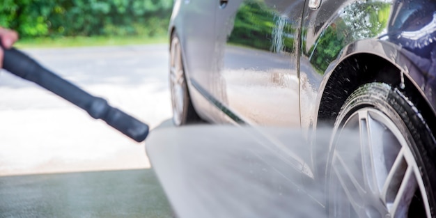 Lavado de autos con agua a presión. Autoservicio, publicidad de lavado de autos con espacio para copiar o pegar texto.