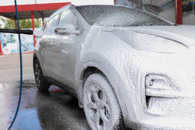 Lavado de autos manual con agua a presión en lavado de autos afuera