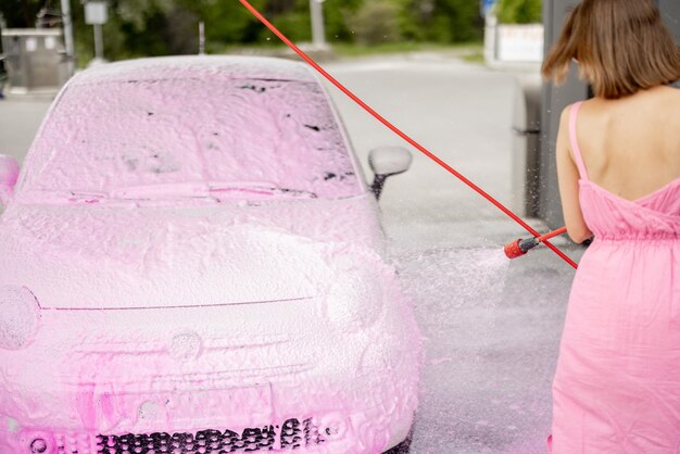 Foto lavado de autos con nano espuma en lavado de autos