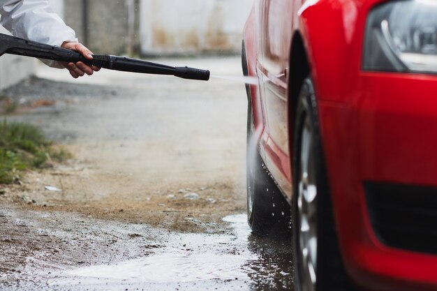 Lavado de autos de verano Limpieza de autos con agua a alta presión