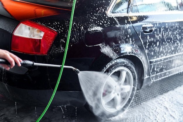 Lavado de un coche con agua a presión