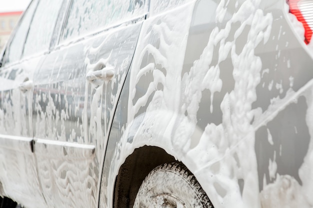 Lavado de coches con espuma en la estación de lavado de coches