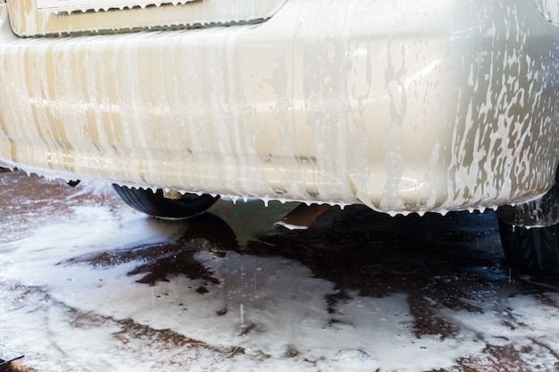 Foto lavado de coches con jabón, agua de espuma de lavado de automóviles