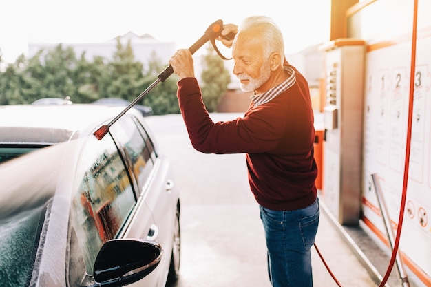 Lavado de coches. Limpieza del coche con agua a alta presión. Enfoque selectivo.