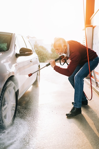 Lavado de coches. Limpieza del coche con agua a alta presión. Enfoque selectivo.