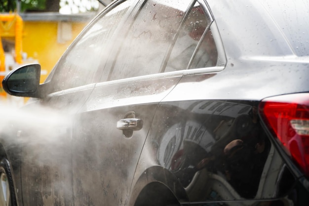 Lavado de coches modernos con agua a alta presión