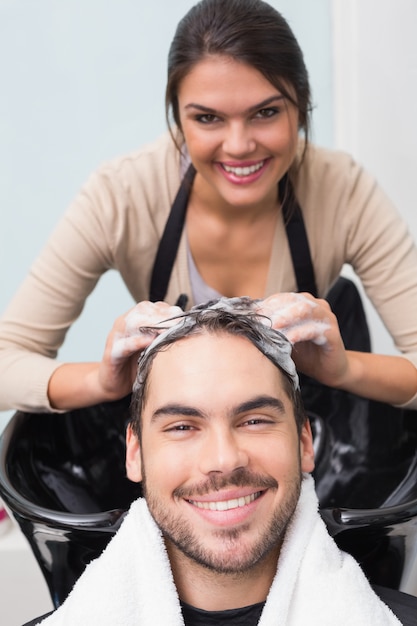 El lavado del estilista sirve el pelo