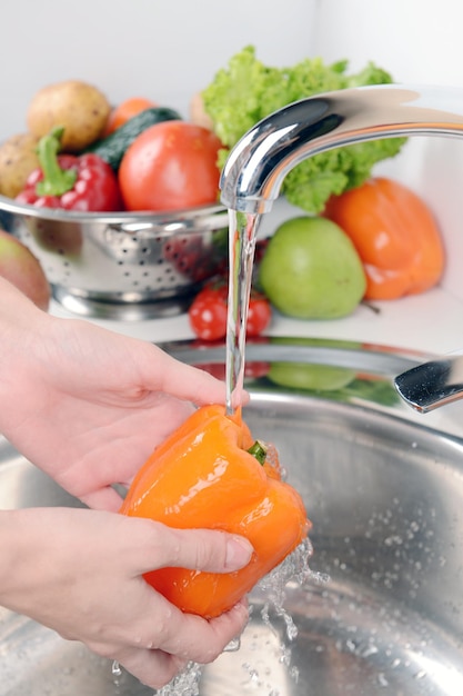 Foto lavado de frutas y verduras de cerca