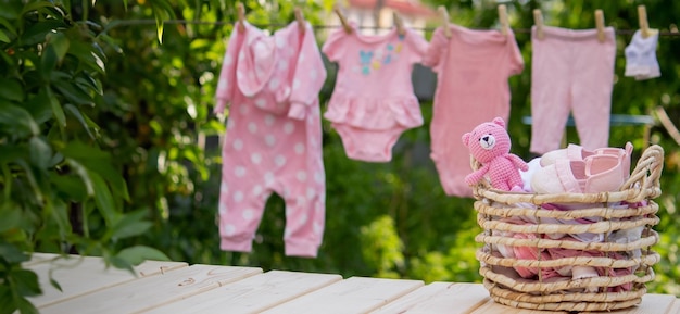 Lavado de ropa de bebé El lino se seca al aire libre Foco selectivo en la naturaleza