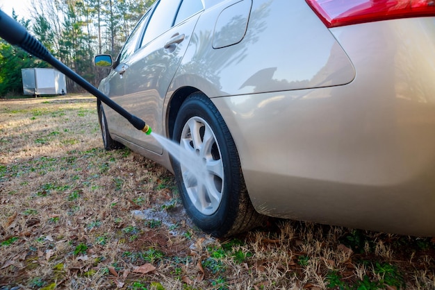 Durante el lavado de ruedas se utiliza un rociador para lavar el coche