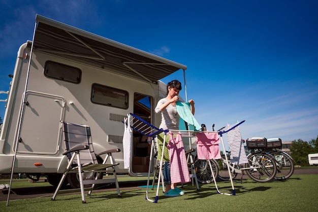 Lavado en una secadora en un camping. Caravana coche VR Vacaciones. Viaje de vacaciones en familia, viaje de vacaciones en autocaravana