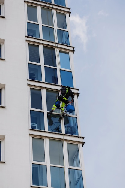 Lavador de ventanas en un edificio de oficinas