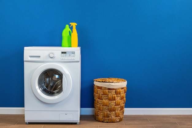 Lavadora con lavadero en pared azul
