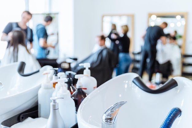 Lavadora de pelo en peluquería interior