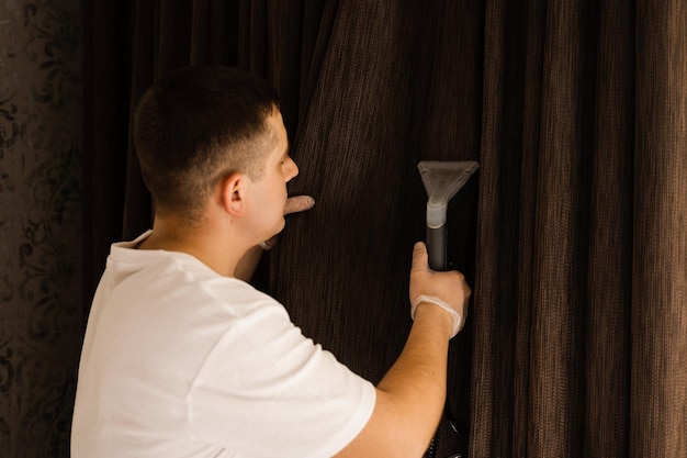 Lavagem a seco de cortinas pelo método de extração em serviço de limpeza profissional Cortinas de limpeza com máquina extratora Processo de extração de sujeira e poeira das cortinas