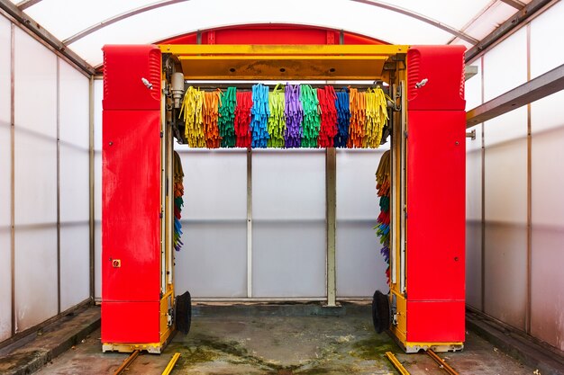 Lavagem automática de carros - máquina de lavar carros com escovas multicoloridas