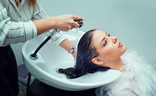 Lavagem de cabelo em salão de cabeleireiro