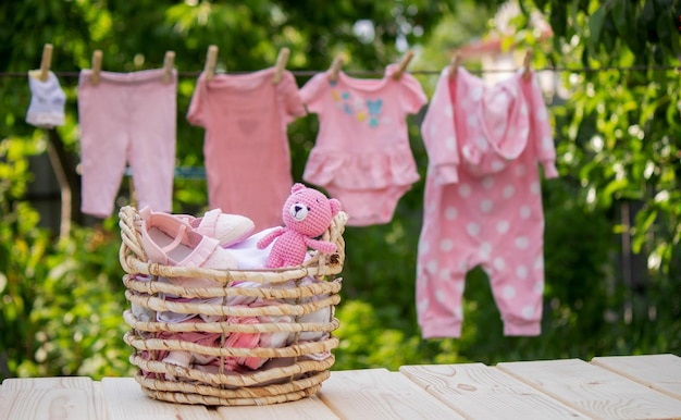 Lavagem de roupas de bebê Linen seca no ar fresco Foco seletivo natureza