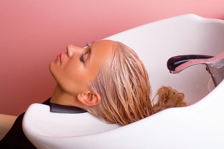 Foto lavagem de shampoo de cabelo loiro feminino