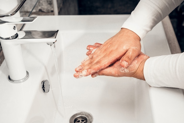 Lavagem e manuseio adequados das mãos
