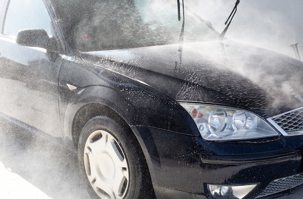 Lavagem manual de carros, limpeza com água de alta pressão na lavagem de carros, conceito de purificação