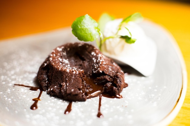 Lavakuchen ist ein beliebtes Dessert, das die Elemente einer mehlfreien Schokolade kombiniert
