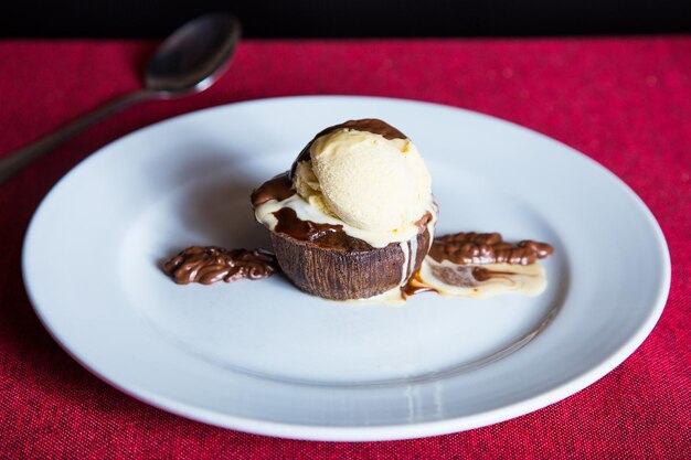 Lavakuchen ist ein beliebtes Dessert, das die Elemente einer mehlfreien Schokolade kombiniert