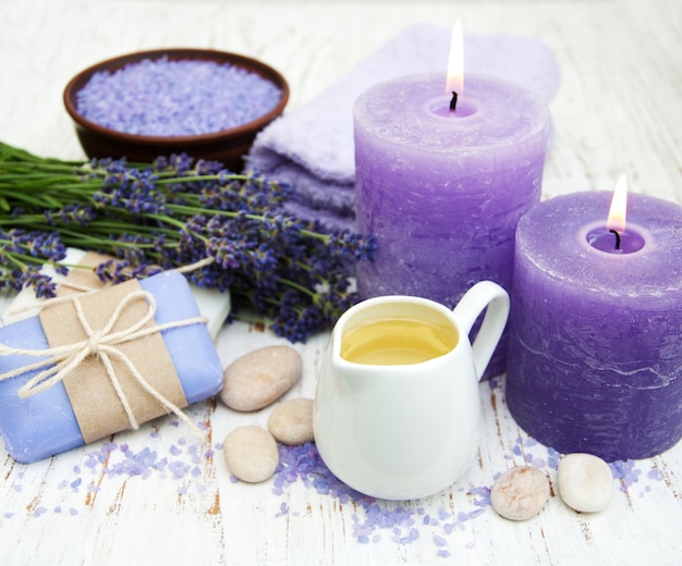 Foto lavanda con aceite esencial.