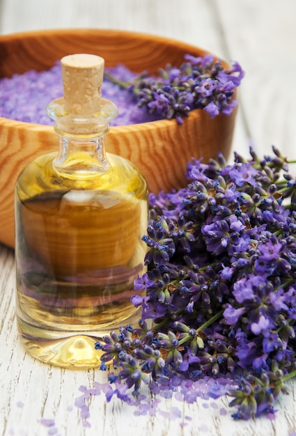 Lavanda y aceite de masaje.