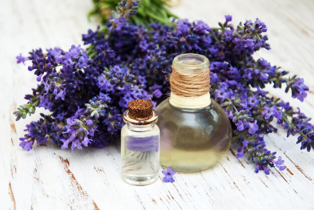 Lavanda y aceite de masaje.