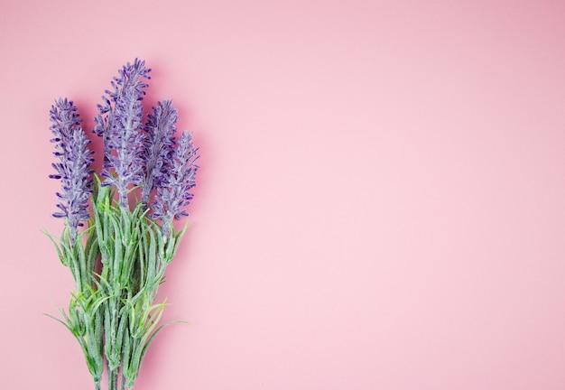 Lavanda artificial em fundo rosa, copie o espaço