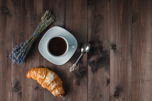 Lavanda con café en la mesa de madera