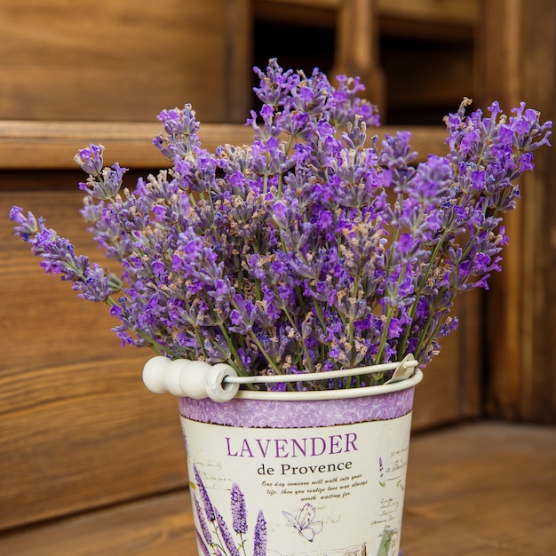 Lavanda em um balde em uma escada de madeira velha