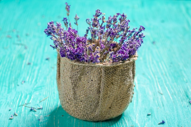 Lavanda fresca na madeira