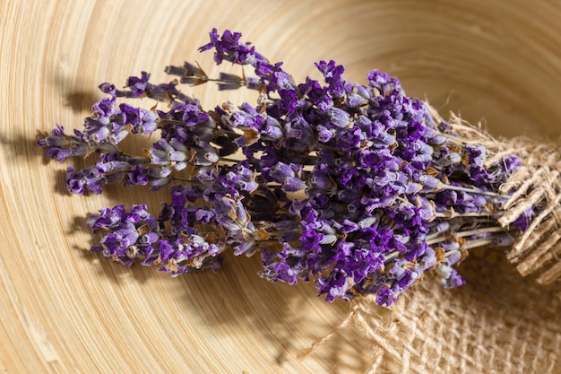 Lavanda fresca na madeira