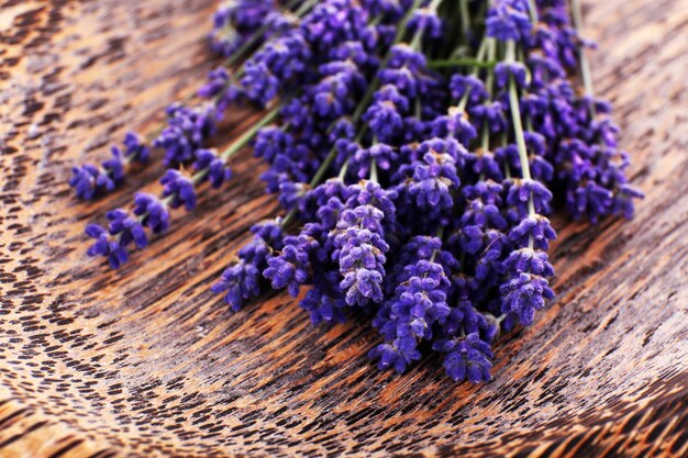 Lavanda fresca en primer plano de la mesa de madera