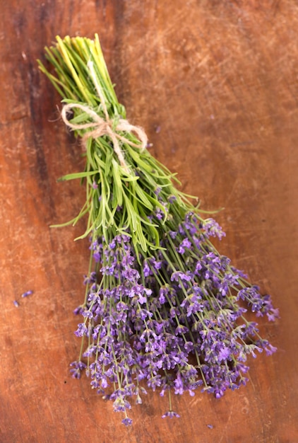 Lavanda fresca sobre fundo de madeira. Fundo floral de verão com flores de lavanda