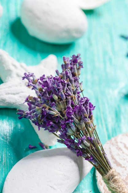 Foto lavanda fresca sobre madera