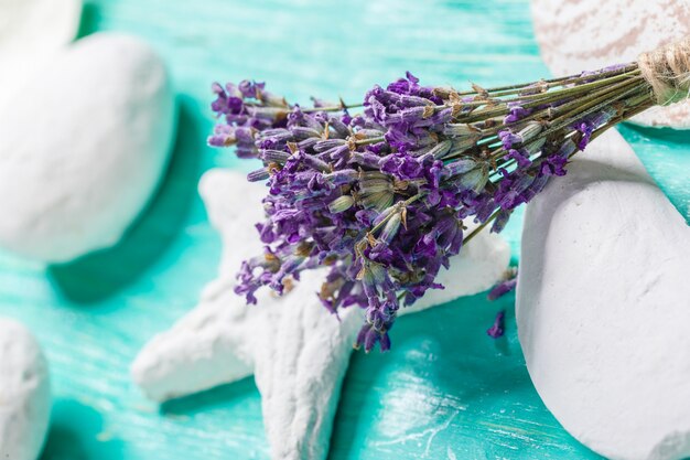 Lavanda fresca sobre madera