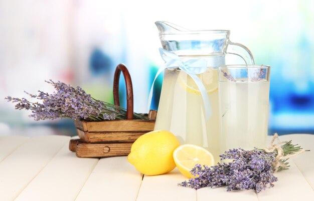 Lavanda y limonada en mesa de madera