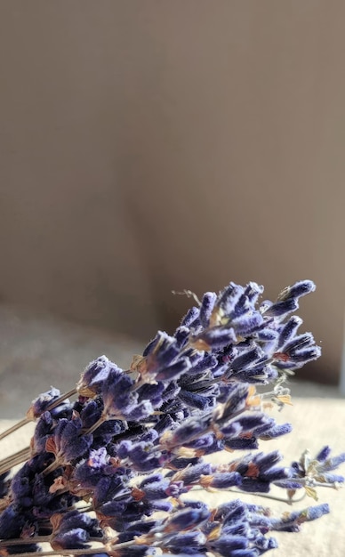 lavanda en una mesa con un fondo borroso