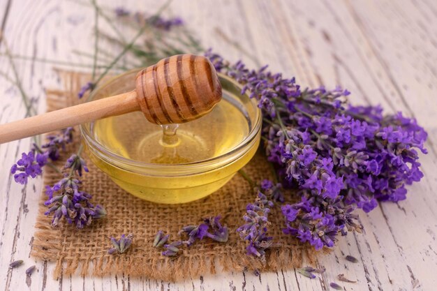 Lavanda de miel fresca en un recipiente de vidrio sobre un fondo blanco Primer plano