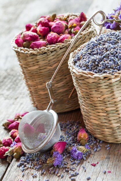 Lavanda y rosas Té de hierbas en cesta Enfoque selectivo