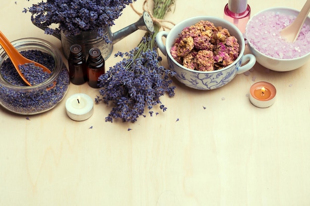 Lavanda seca sobre la mesa