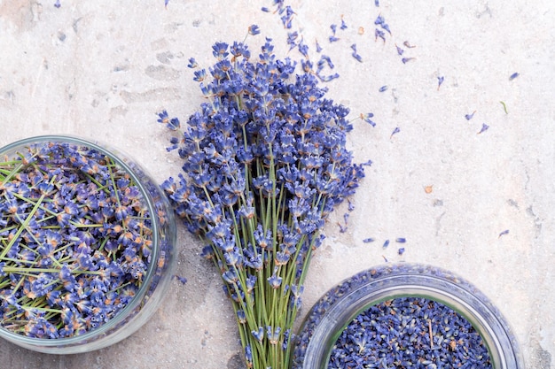 Lavanda seca sobre la mesa