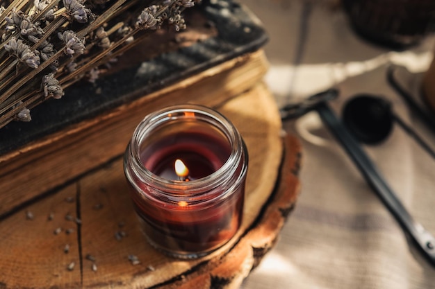 Lavanda y velas sobre un fondo de madera antiguo