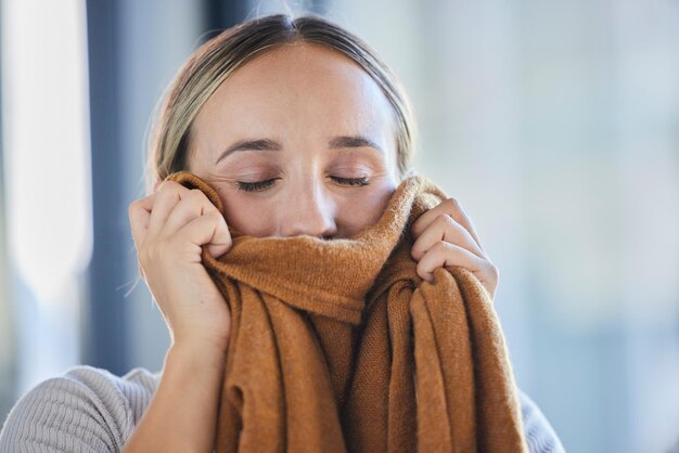 Lavandería limpia y tela que huele el aroma fresco de la ropa y la ropa textil en el hogar La fragancia y el aroma de la limpieza de primavera y el mantenimiento del hogar en la lavandería