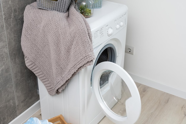 Lavandería de lujo contemporánea en un apartamento a estrenar en color blanco.